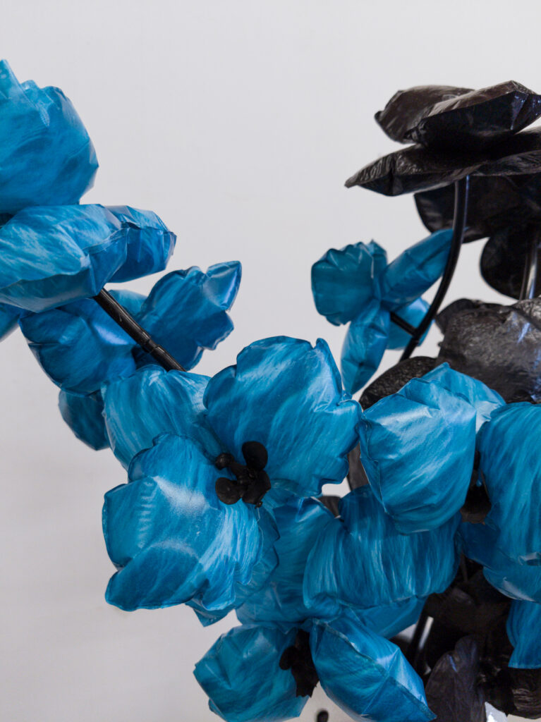 Still Life 2025 Kunststofffolie, Aquarienpumpe, PVC-Schlauch, Vase, 30 × 30 × 60 cm